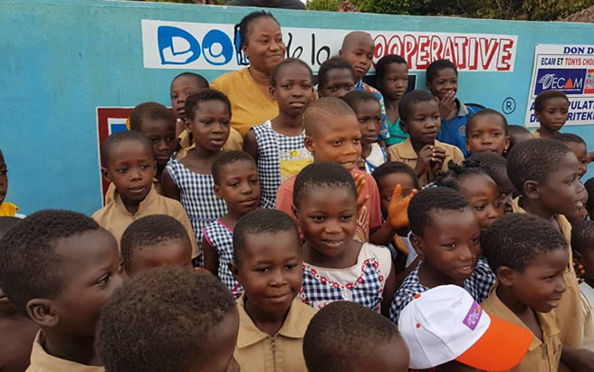 DISTRIBUTION DE KITS SCOLAIRE  ECAM MAGUI